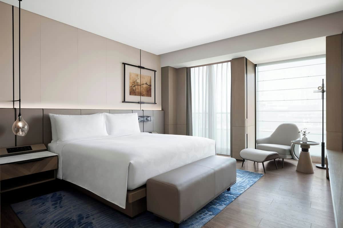 Suite ejecutiva, 1 cama de matrimonio grande, balcón, vistas al lago | 1 dormitorio, minibar, escritorio y tabla de planchar con plancha