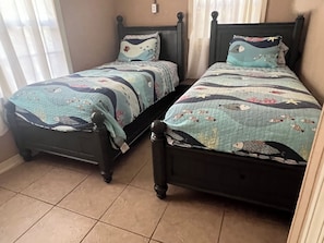 2 bedrooms, Internet, bed sheets - Enjoy your vacation in this cozy cottage in a quite seaside neighborhood  (Port St. Joe)