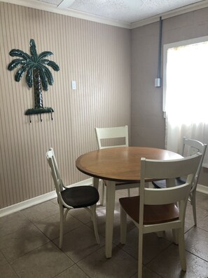 Dining - Enjoy your vacation in this cozy cottage in a quite seaside neighborhood  (Port St. Joe)