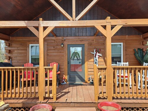 Cardinal Cabin with Hot tub, WIFI, Dish, park pass