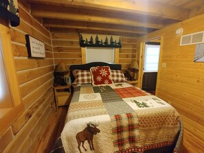 2 bedrooms, WiFi, bed sheets - Cardinal Cabin with Hot tub, WIFI, Dish, park pass (Birdseye)
