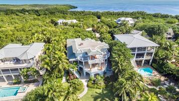 Casa (Seas the Day) | Exterior