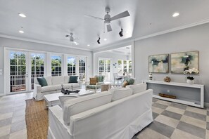 Maison (The Palm and Shell Captiva Island pri) | Salle de séjour | Télévision à écran plat