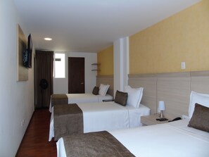 Standard trippelrum | Mörkläggningsgardiner, strykjärn/strykbräda och gratis wi-fi