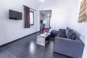 Apartament Deluxe, 1 dormitori | Sala d'estar | Televisor de pantalla plana 