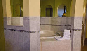 Suihkun ja ammeen yhdistelmä, poreamme, hiustenkuivaaja, pyyhkeet