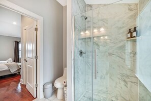 Badewanne, Haartrockner, Handtücher, Seife