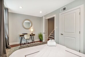 4 Schlafzimmer, Schreibtisch, Bügeleisen/Bügelbrett, Reisekinderbett
