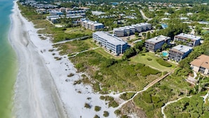 Une station balnéaire dotée de propriétés en bord de mer, d’un ensemble de bâtiments principaux et d’un environnement verdoyant.