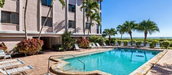 Shorewood Condos by Dream Vacation Rentals