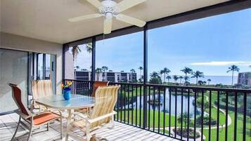 Condo (Sundial P402) | Balcón