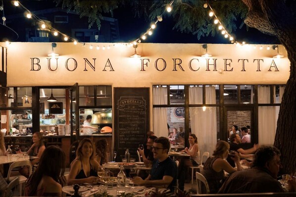 Outdoor dining - Boutique South Park Craftsman Studio (San Diego)