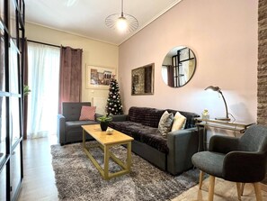 Smart TV, fireplace, DVD player, books