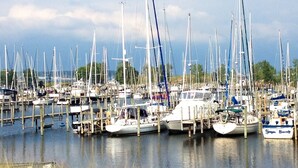 Un port de plaisance où de nombreux bateaux sont amarrés à des quais en bois.