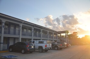 Parkir mandiri gratis