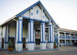 Front of property - Traveler's Inn (Rosenberg)
