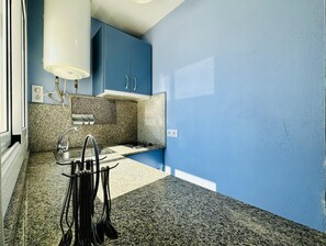 Refrigerador, microondas, lavavajillas y cafetera y tetera 