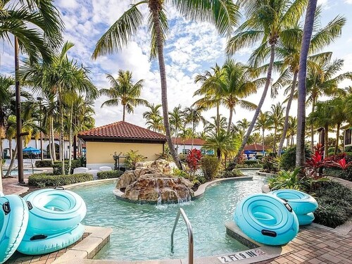Downtown Resort Condo! Close to Restaurants, Shops & Beach. Fantastic Amenities!