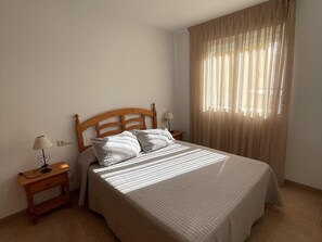 2 bedrooms, iron/ironing board, free Internet