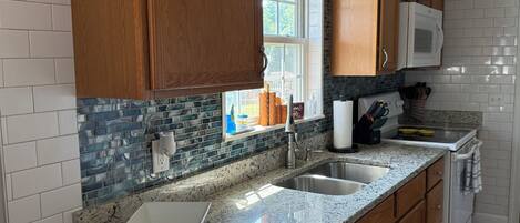 Een koelkast, een microgolfoven, een oven, een kookplaat