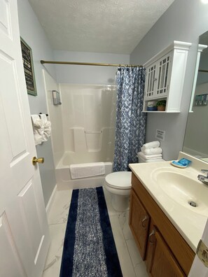 Combined shower/bathtub, hair dryer, towels, soap - Central Smoky Mountain Home, 20 Minutes to Knoxville & Pigeon Forge (Seymour)