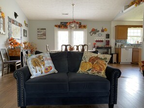 Smart TV, fireplace - One level 3 BR/ 2 BA Home in Seymour!!! (Seymour)