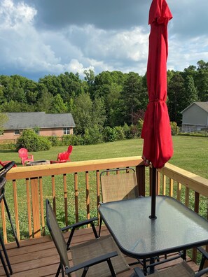 Outdoor dining - Central Smoky Mountain Home, 20 Minutes to Knoxville & Pigeon Forge (Seymour)