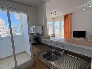 Fridge, microwave, oven, coffee/tea maker