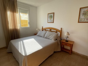 2 bedrooms, iron/ironing board, free Internet