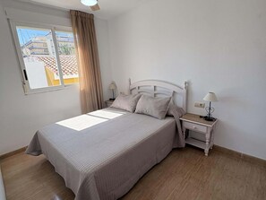2 bedrooms, iron/ironing board, free internet