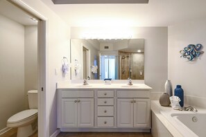 Shower, jetted bath, hair dryer, towels - Coastal 12th Floor Beachfront Condo w/ Close Dining & Shopping in Destin! 🌊🌴💙 (Destin)