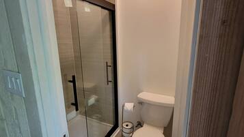 Douche, serviettes fournies, savon, papier toilette