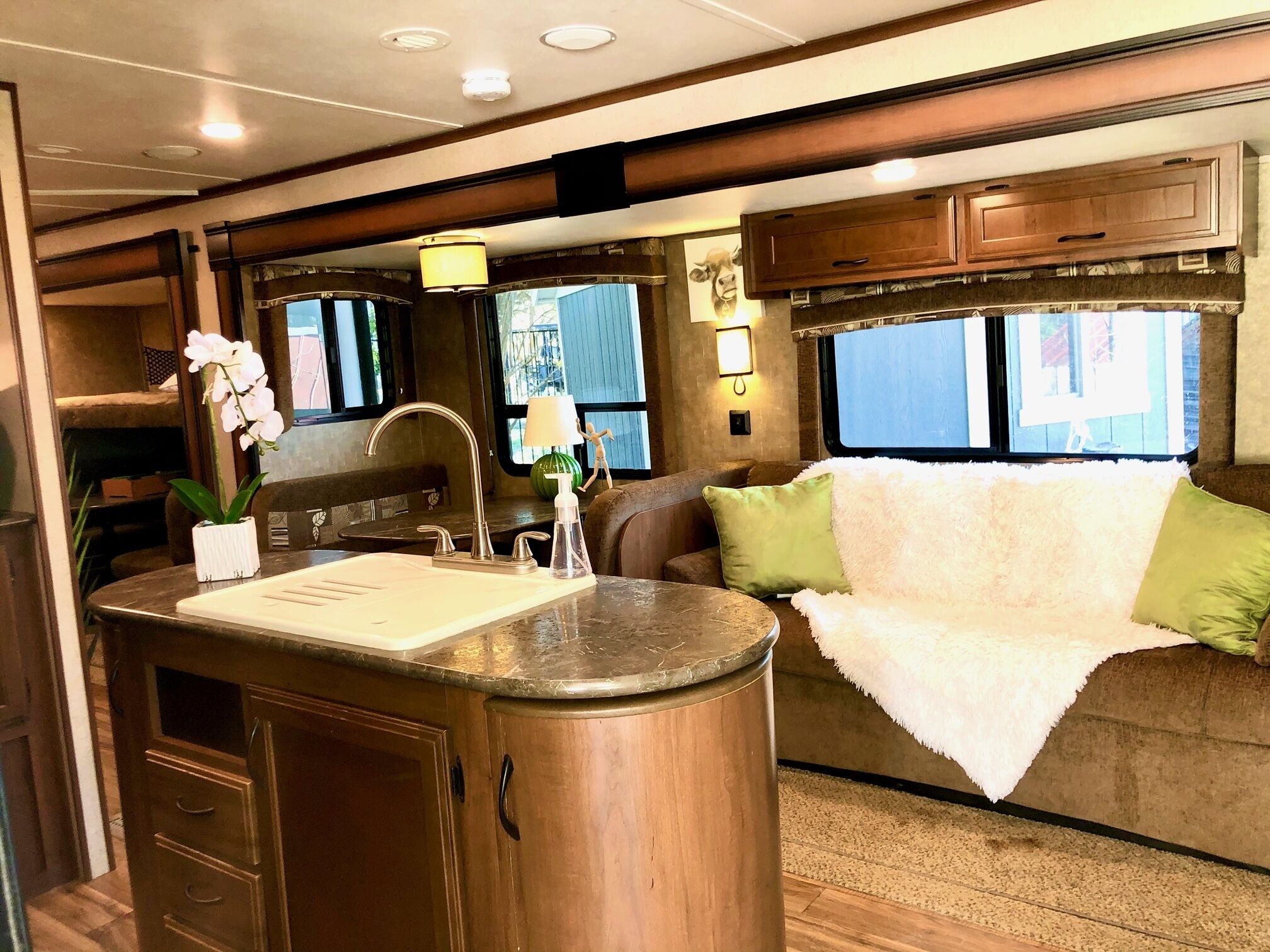 المنشأة من الداخل