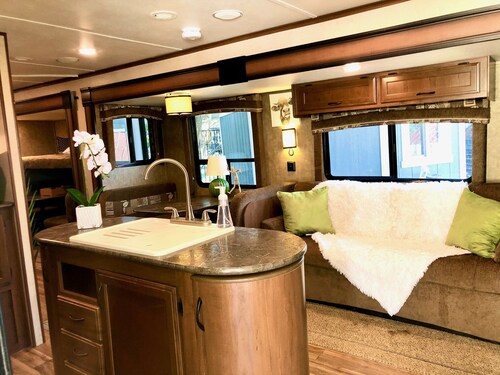 Cactus Camper has lake views with dock & lake access