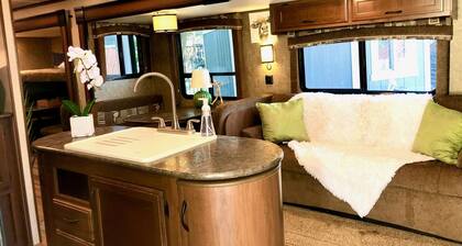 Cactus Camper has lake views with dock & lake access