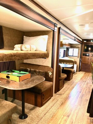 2 soverom, strykejern/-brett, wi-fi og sengetøy