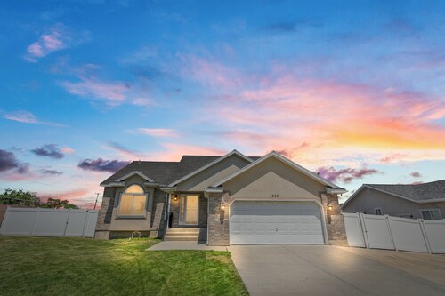 Pet Friendly, Fireplace, 17Mi to Snowbird Ski