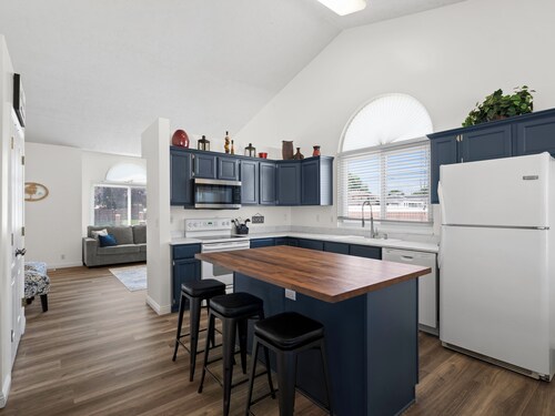 Pet Friendly, Fireplace, 17Mi to Snowbird Ski