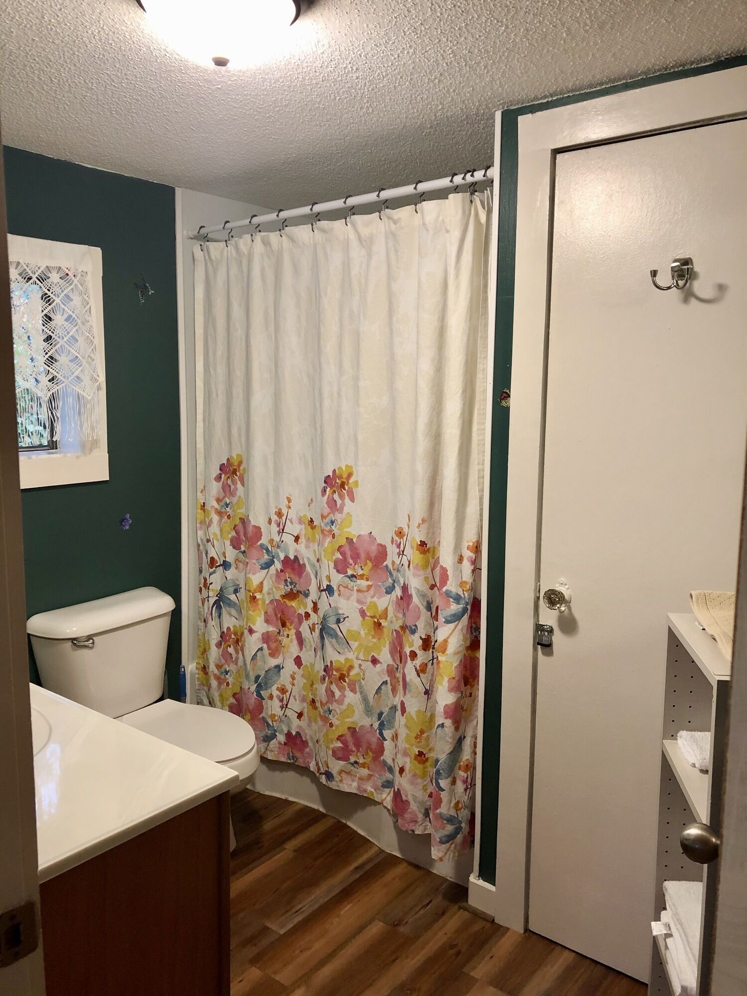 Combined shower/tub, towels