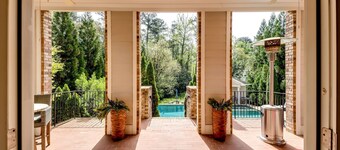 Buckhead fenced N Gated Ensuited 6BD,8bath Estate, 5mins to shopping.Sleeps 12