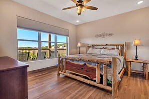 7 slaapkamers, een bureau, een strijkplank/strijkijzer, gratis wifi