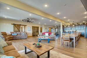 Een smart-tv, een open haard, videogames en tafelvoetbal