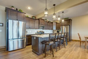 Fridge, microwave, oven, stovetop - Game Room | Lakeview Deck | Pool Hot Tub | Arcade (Branson)