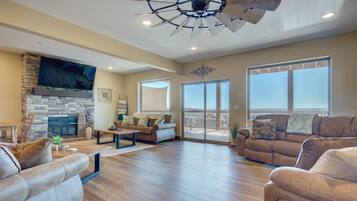 Smart TV, chimenea, videojuegos y futbolito