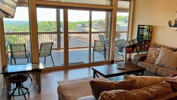 Smart TV, chimenea, videojuegos y futbolito