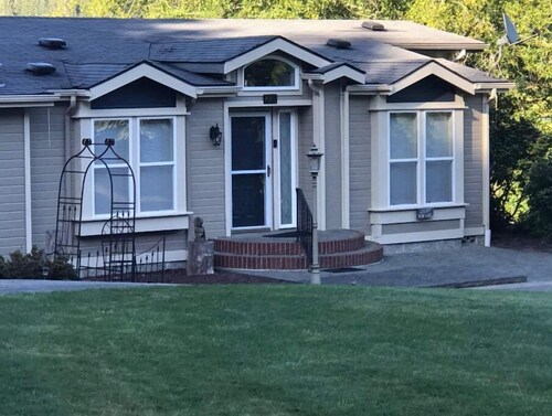 Lounge On The Lake In Privacy/Fly-in Friendly