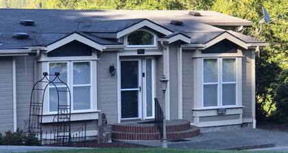 Lounge On The Lake In Privacy/Fly-in Friendly