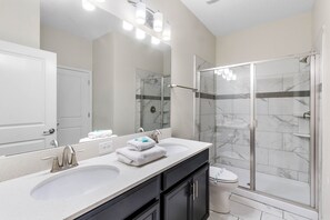 Combined shower/tub, hair dryer, towels