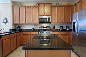 Refrigerador, microondas, horno, placa de cocina