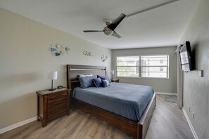 1 bedroom, desk, iron/ironing board, Internet - 2 Mi to Tigertail Beach: Quiet Waterfront Condo (Marco Island)